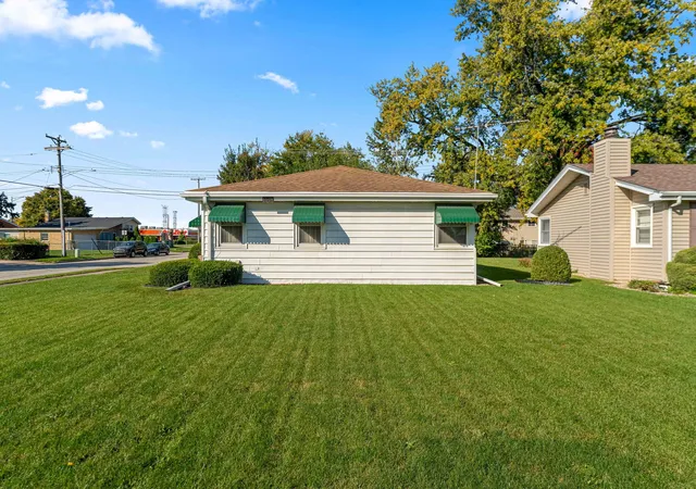 Photo 3 of Single family home for sale at 1001 Winthrop Ave, Joliet, IL 60435 | MLS# 12778501 | Listing updated on 2026-10-20