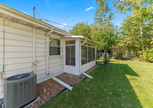 Photo 3 of Single family home for sale at 1001 Winthrop Ave, Joliet, IL 60435 | MLS# 12778501 | Listing updated on 2026-10-20