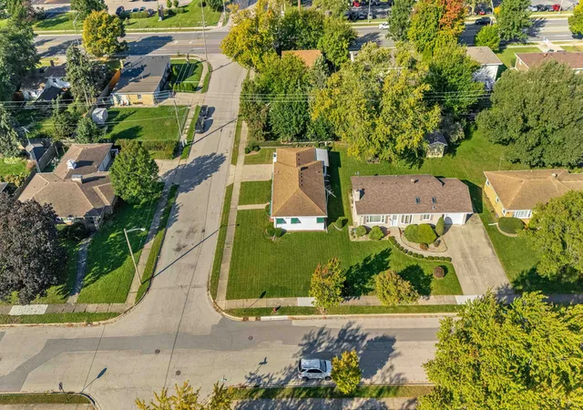 Photo 4 of Single family home for sale at 1001 Winthrop Ave, Joliet, IL 60435 | MLS# 12778501 | Listing updated on 2026-10-20