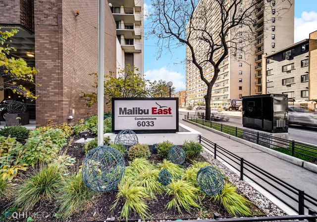 Listing Photo 2 - Condo for sale in building located at 6033 N Sheridan Rd, Chicago, IL 60660 - Unit #11G