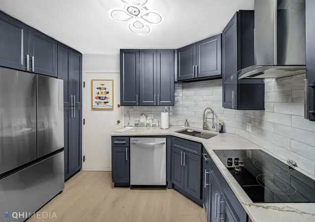 Listing Photo 4 - Condo for sale in building located at 6033 N Sheridan Rd, Chicago, IL 60660 - Unit #11G