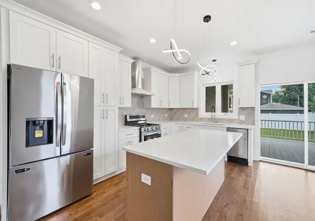 Photo 3 of Single family home for sale at 6939 W 95th Place, Oak Lawn, IL 60453 | MLS# 12778565 | Listing updated on 2026-10-07