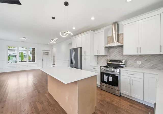 Photo 4 of Single family home for sale at 6939 W 95th Place, Oak Lawn, IL 60453 | MLS# 12778565 | Listing updated on 2026-10-07