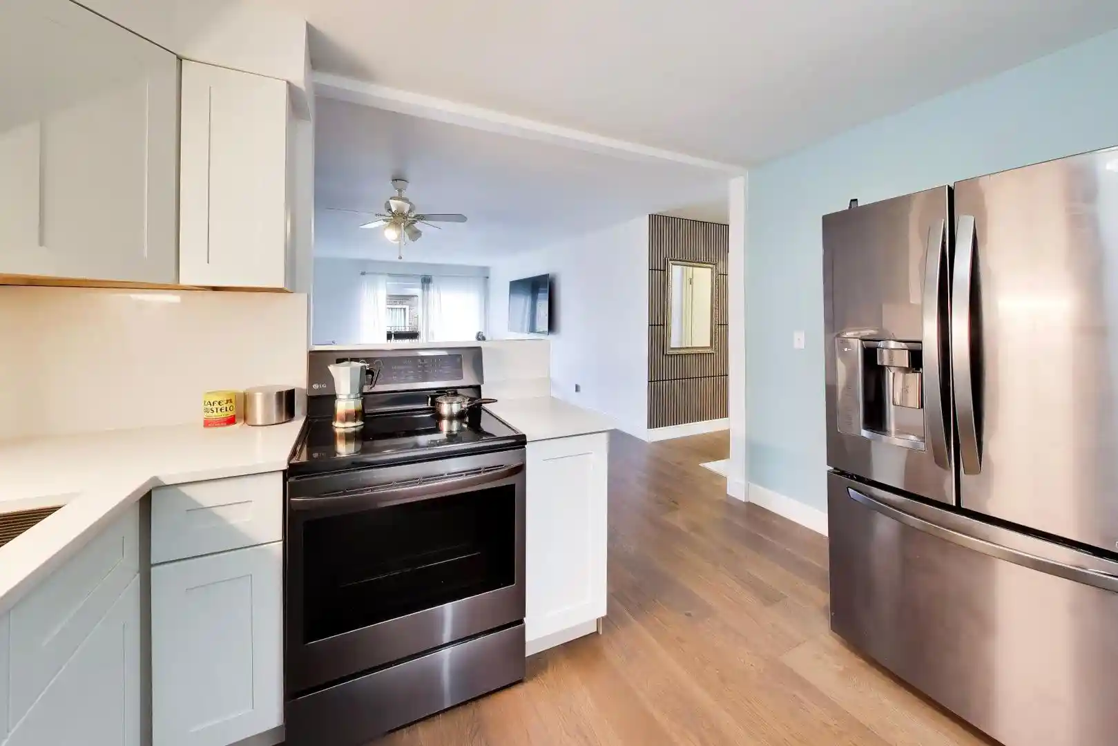 Listing Photo 2 - Condo for sale in 6359 N Ridge Ave located at 6359 N Ridge Ave, Chicago, IL 60660 - Unit #302