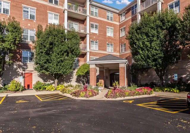 Photo 4 of Condo for sale at 101 Pointe Dr #103, Northbrook, IL 60062 | MLS# 12778579 | Listing updated on 2026-10-07