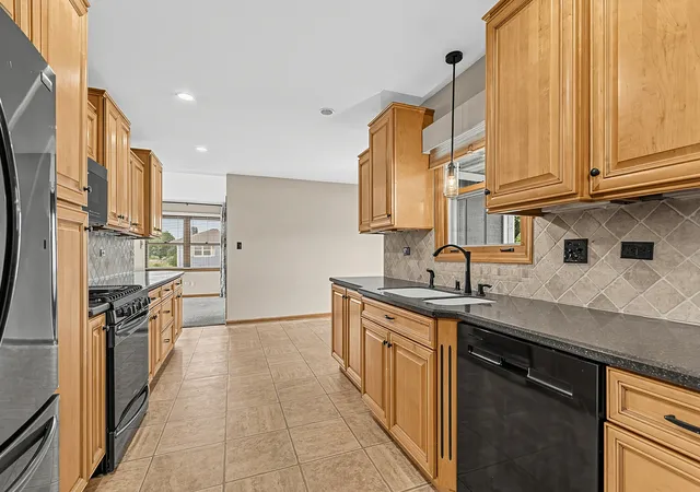 Photo 3 of Single family home for sale at 2817 Wake Is Dr, Joliet, IL 60435 | MLS# 12778636 | Listing updated on 2026-10-07