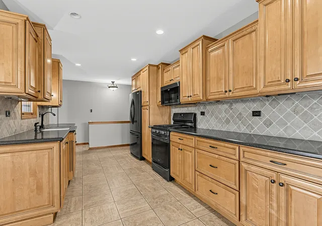 Photo 4 of Single family home for sale at 2817 Wake Is Dr, Joliet, IL 60435 | MLS# 12778636 | Listing updated on 2026-10-07