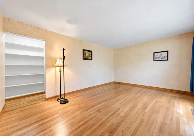Photo 3 of Single family home for sale at 129 Oakview Dr, New Lenox, IL 60451 | MLS# 12778643 | Listing updated on 2026-10-06