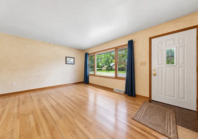 Photo 3 of Single family home for sale at 129 Oakview Dr, New Lenox, IL 60451 | MLS# 12778643 | Listing updated on 2026-10-06