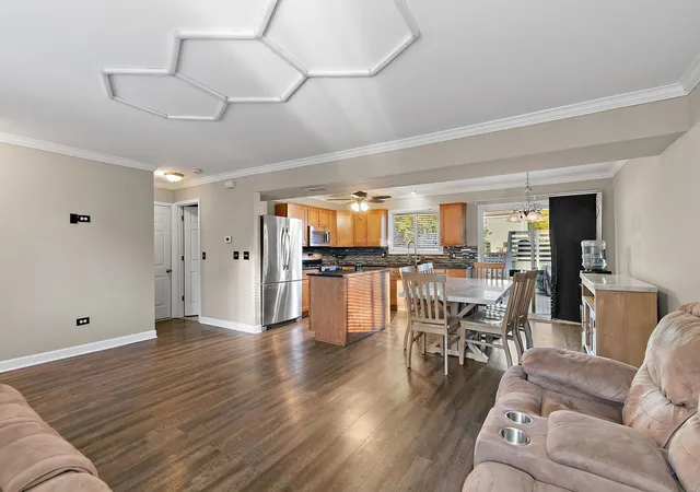 Photo 4 of Single family home for sale at 637 Tahoe Ct, Carol Stream, IL 60188 | MLS# 12778667 | Listing updated on 2026-10-09