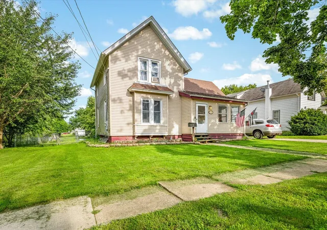 Photo 2 of Single family home for sale at 810 Union Ave, Belvidere, IL 61008 | MLS# 12778672 | Listing updated on 2026-10-07
