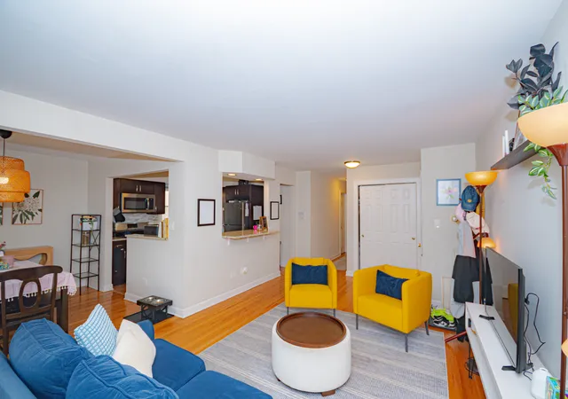 Listing Photo 4 - Condo for sale in building located at 2724 W Berwyn Ave, Chicago, IL 60625 - Unit #2B