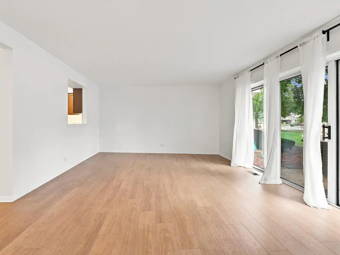 Listing Photo 2 - Condo for sale in 1025 S Fernandez Ave located at 1025 S Fernandez Ave, Arlington Heights, IL 60005 - Unit #1S
