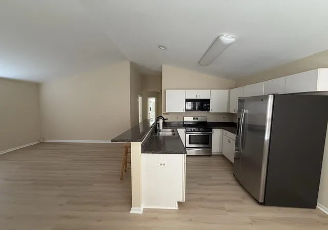 Listing Photo 4 - Condo for sale in building located at 7107 S Stratton Ln, Gurnee, IL 60031 - Unit #11-C-7107