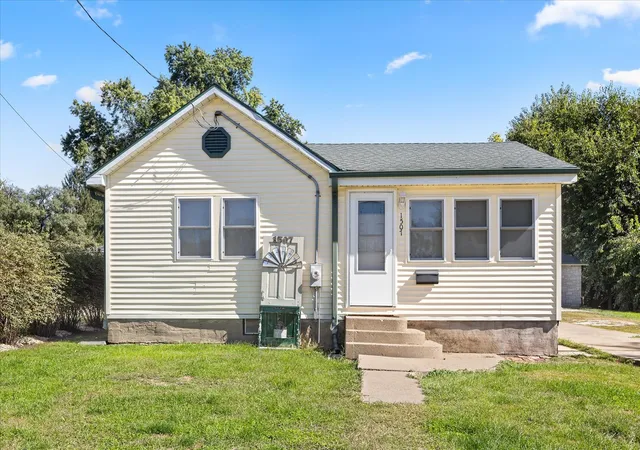 Single family home for sale at 1507 Union St, Streator, IL 61364 | MLS# 12778825