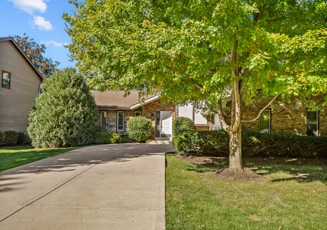 Photo 2 of Single family home for sale at 2924 Hickory Ct, Woodridge, IL 60517 | MLS# 12778836 | Listing updated on 2026-10-08