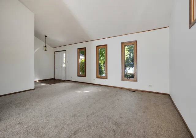 Photo 3 of Single family home for sale at 2924 Hickory Ct, Woodridge, IL 60517 | MLS# 12778836 | Listing updated on 2026-10-08