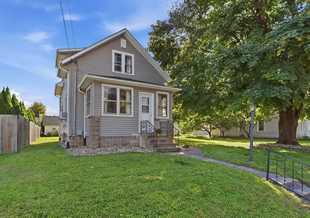 Photo 2 of Single family home for sale at 2526 4th Street, Moline, IL 61265 | MLS# 12778892 | Listing updated on 2026-10-07
