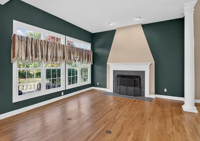 Photo 4 of Single family home for sale at 888 Villa Dr, Crystal Lake, IL 60014 | MLS# 12778909 | Listing updated on 2026-10-29