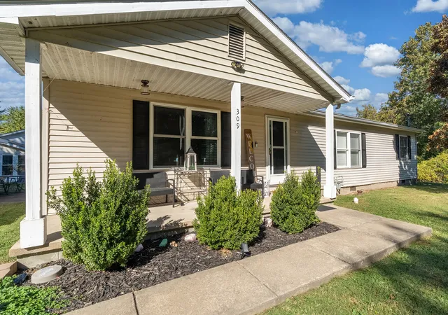 Photo 3 of Single family home for sale at 309 Walnut St W, Energy, IL 62933 | MLS# 12778916 | Listing updated on 2026-10-16