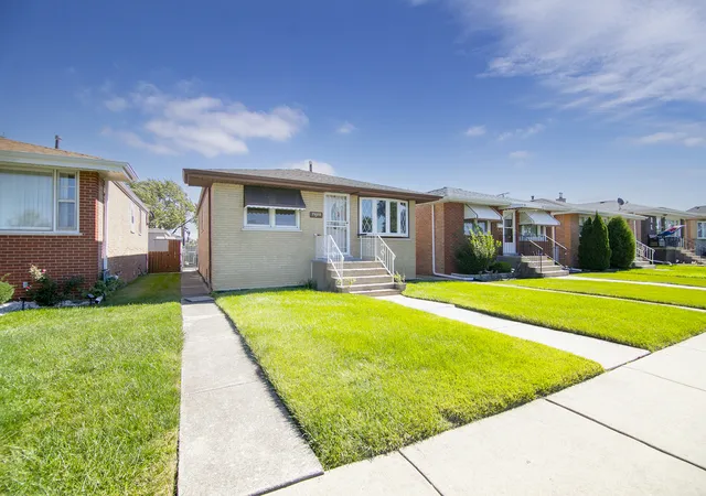 Photo 1 of Single family home for sale at 7805 Narragansett Ave, Burbank, IL 60459 | MLS# 12778917 | Listing updated on 2026-10-08