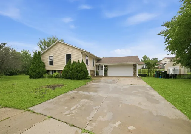Photo 2 of Single family home for sale at 1204 Lincoln Ct, Streamwood, IL 60107 | MLS# 12778957 | Listing updated on 2026-10-13