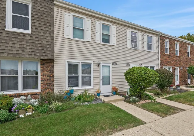 Photo 3 of Townhouse for sale at 1686 Shamrock Ct, Aurora, IL 60505 | MLS# 12778982 | Listing updated on 2026-10-18