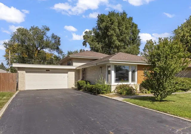 Single family home for sale at 6908 W Edgewood Rd, Palos Heights, IL 60463 | MLS# 12778996