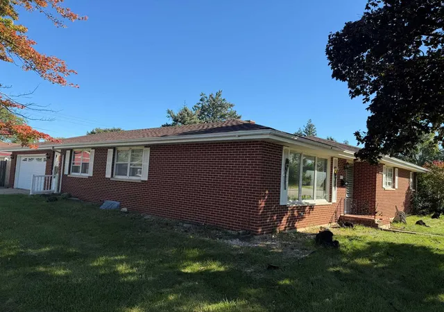 Photo 3 of Single family home for sale at 1617 W Douglas St, Joliet, IL 60435 | MLS# 12779015 | Listing updated on 2026-10-07