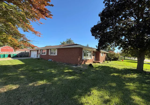 Photo 4 of Single family home for sale at 1617 W Douglas St, Joliet, IL 60435 | MLS# 12779015 | Listing updated on 2026-10-07