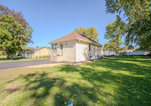 Photo 2 of Single family home for sale at 204 Barr Elms Ave, Joliet, IL 60433 | MLS# 12779016 | Listing updated on 2026-10-07