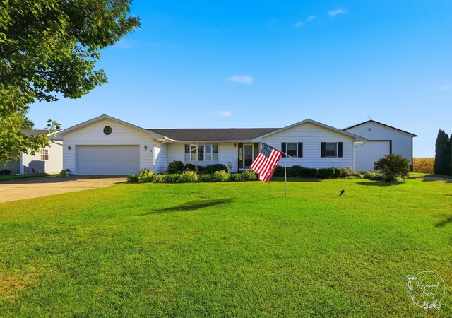 Photo 1 of Single family home for sale at 1915 E 1850n Rd, Watseka, IL 60970 | MLS# 12779038 | Listing updated on 2026-10-08