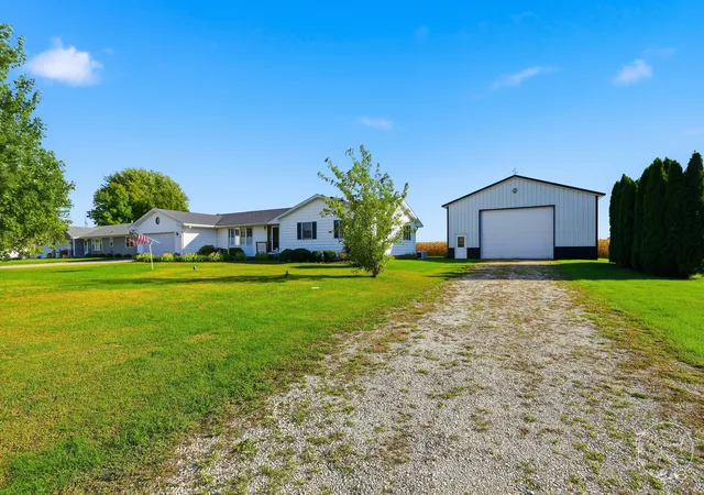 Photo 3 of Single family home for sale at 1915 E 1850n Rd, Watseka, IL 60970 | MLS# 12779038 | Listing updated on 2026-10-08