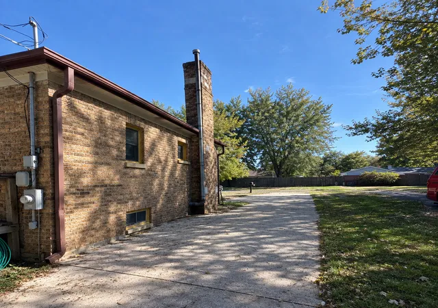 Photo 2 of Single family home for sale at 186 S Lyle Ave, Elgin, IL 60123 | MLS# 12779056 | Listing updated on 2026-10-23