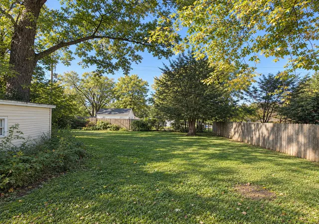 Photo 3 of Single family home for sale at 186 S Lyle Ave, Elgin, IL 60123 | MLS# 12779056 | Listing updated on 2026-10-23