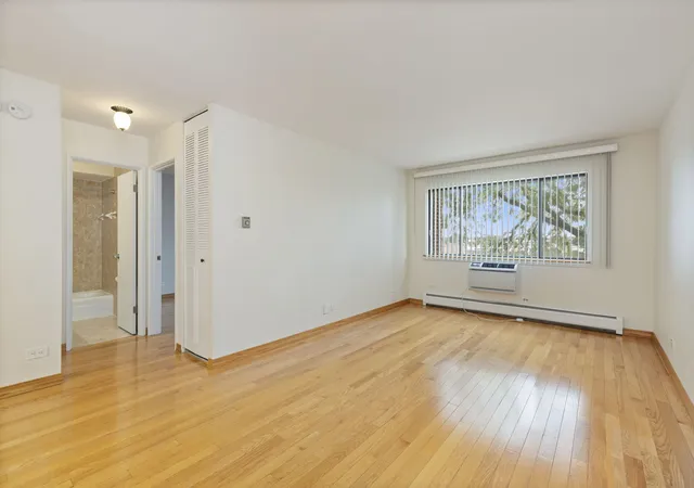 Listing Photo 4 - Condo for sale in building located at 4624 N Commons Dr, Chicago, IL 60656 - Unit #303E