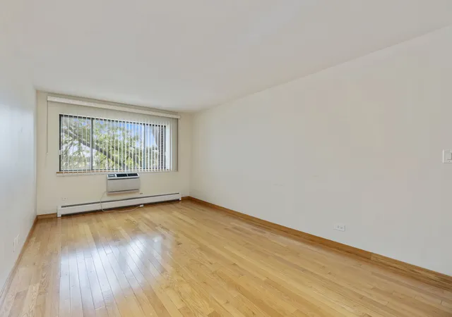Listing Photo 5 - Condo for sale in building located at 4624 N Commons Dr, Chicago, IL 60656 - Unit #303E