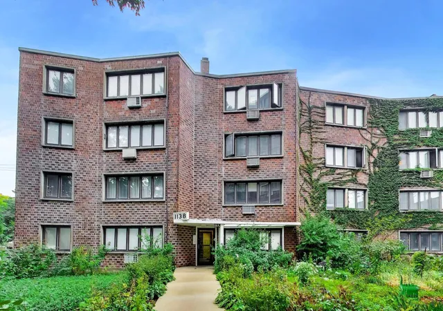 Listing Photo 1 - Condo for sale in building located at 1138 W Lunt Ave, Chicago, IL 60626 - Unit #2B