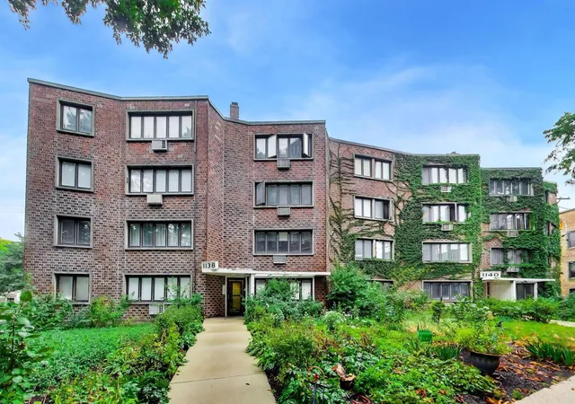 Listing Photo 2 - Condo for sale in building located at 1138 W Lunt Ave, Chicago, IL 60626 - Unit #2B