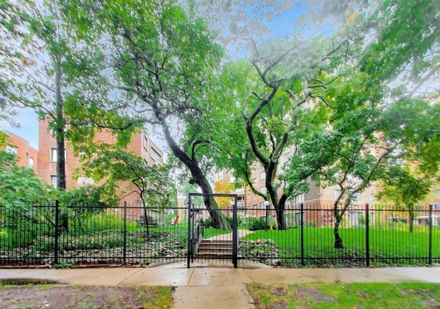 Listing Photo 3 - Condo for sale in building located at 1138 W Lunt Ave, Chicago, IL 60626 - Unit #2B