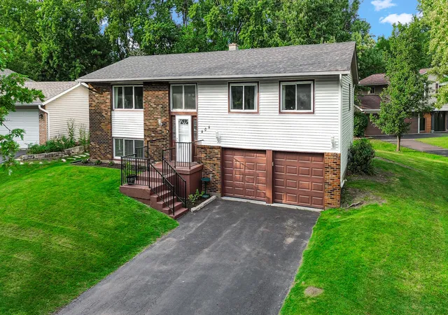 Photo 3 of Single family home for sale at 404 Assembly Dr, Bolingbrook, IL 60440 | MLS# 12779093 | Listing updated on 2026-10-07