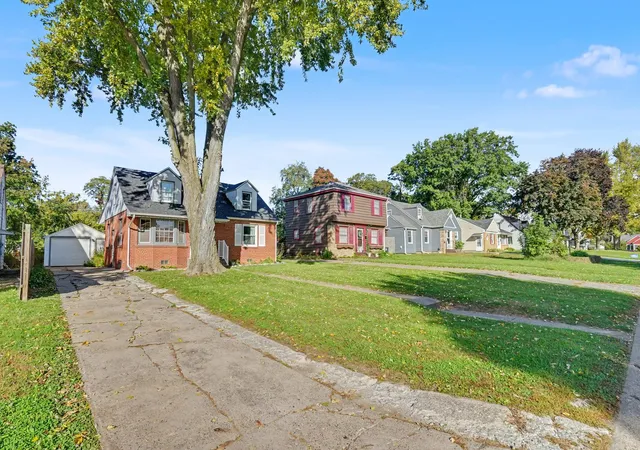 Photo 3 of Single family home for sale at 2342 24 1/2 St, Moline, IL 61265 | MLS# 12779118 | Listing updated on 2026-10-08