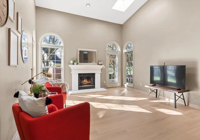 Photo 3 of Townhouse for sale at 525 Bradbury Ln, Geneva, IL 60134 | MLS# 12779120 | Listing updated on 2026-10-08
