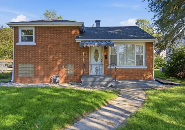 Single family home for sale at 1252 S 8th Avenue, Kankakee, IL 60901 | MLS# 12779124
