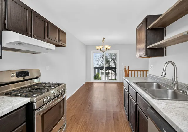 Listing Photo 5 - Condo for sale in building located at 1101 Bunker Hl Ct, Wheaton, IL 60189 - Unit #A