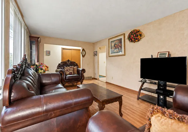 Photo 4 of Single family home for sale at 579 31st Avenue, East Moline, IL 61244 | MLS# 12779140 | Listing updated on 2026-10-07