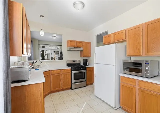 Photo 4 of Townhouse for sale at 1404 Remington Ct, Grayslake, IL 60030 | MLS# 12779147 | Listing updated on 2026-10-07