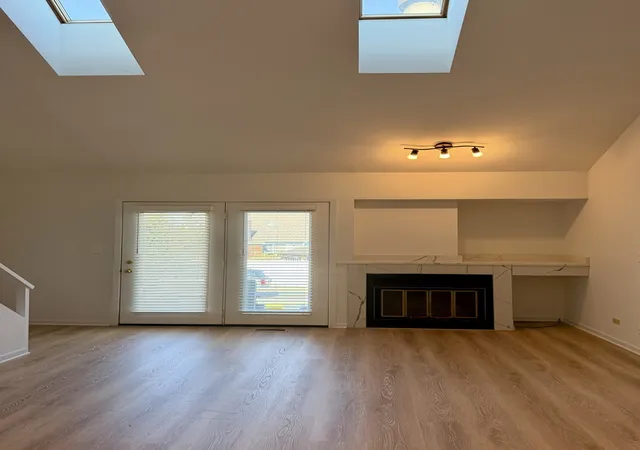 Photo 2 of Townhouse for sale at 658 Rosner Dr, Roselle, IL 60172 | MLS# 12779151 | Listing updated on 2026-10-07