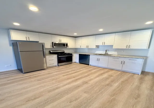 Photo 3 of Townhouse for sale at 658 Rosner Dr, Roselle, IL 60172 | MLS# 12779151 | Listing updated on 2026-10-07