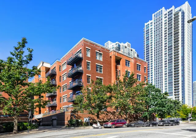 Listing Photo 1 - Condo for sale in building located at 330 N Clinton St, Chicago, IL 60661 - Unit #302